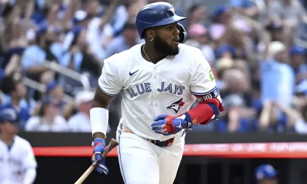 En medio del esparcimiento, Vlad Guerrero Jr. le pidió a Dios, de rodillas, una triunfo para los Azulejos