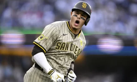 Gran pitcheo y poder ofensivo de Manny Machado guían a Padres a duelo central en presencia de Cachorros