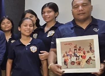 Estudiantes de Colombia son recibidos en la sede del COD