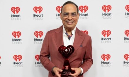 Gilberto Santa Rosa recibe el premio iHeartRadio Corazón