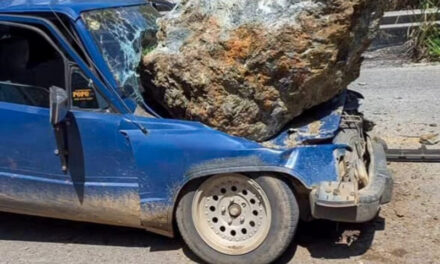 Ya se han registrado tres desprendimientos de rocas en la carretera a Jarabacoa.