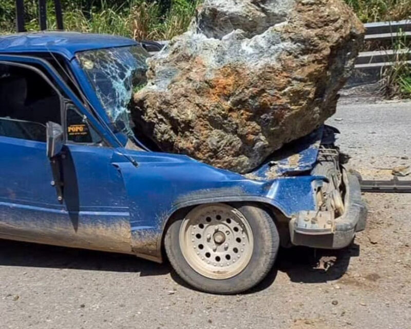 Ya se han registrado tres desprendimientos de rocas en la carretera a Jarabacoa.