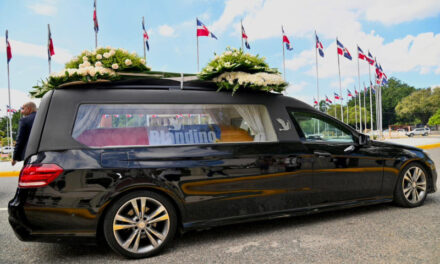 Banderas frente al Congreso Nacional no ondean a media pitón pese al duelo doméstico