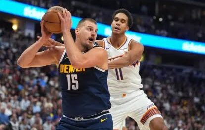 Jokic logra un triple-doble y lidera la primera vencimiento de los Nuggets en la temporada