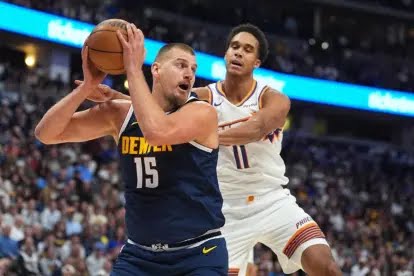 Jokic logra un triple-doble y lidera la primera vencimiento de los Nuggets en la temporada