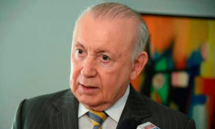 Alburquerque critica la ley de propinas del Senado, advierte que los trabajadores y los consumidores de entrega sufrirán