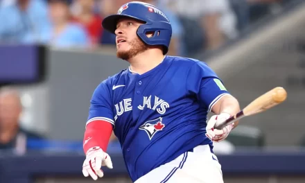 Alejandro Kirk se une a José Bautista y Teóscar Hernández en la historia jonronera de Toronto