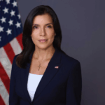 Embajador de EE.UU. reacciona a billete de ministra dominicana en cumbre sobre democracia en España