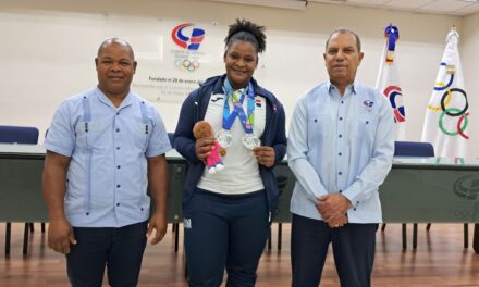 Pesista Crismery Santana recibe la plata tras positivo de Sarría en JJCC El Salvador