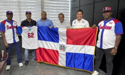 Comisionado de Béisbol entrega bandera a equipo Viejas Glorias