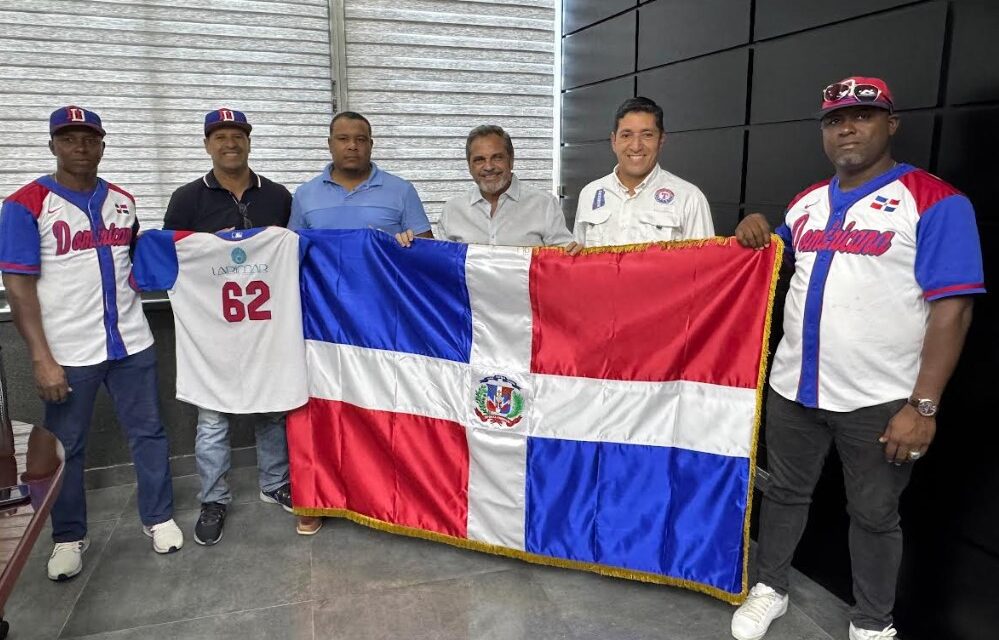 Comisionado de Béisbol entrega bandera a equipo Viejas Glorias