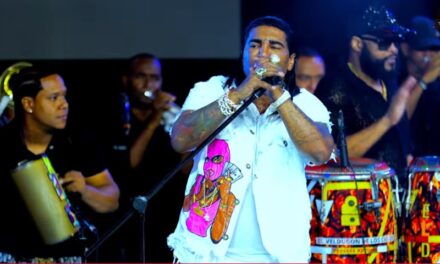 Omega hace retozar a todos en la Casa de Alofoke