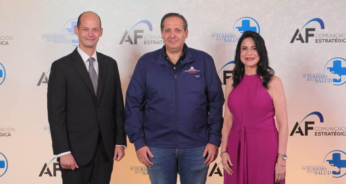 Autoridades y dirigentes del sector abren el cóctel inaugural del día 7. Congreso Internacional de Turismo de Salud