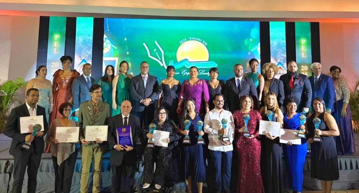 Adrián Morales de Dominicana Hoy recibe mención peculiar en premio franquista PEL 2025