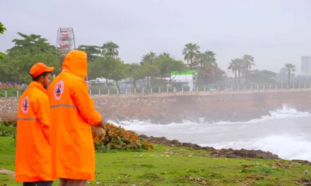 Defensa Civil evacua a personas del malecón de Santo Domingo por bienes de la tormenta Melissa