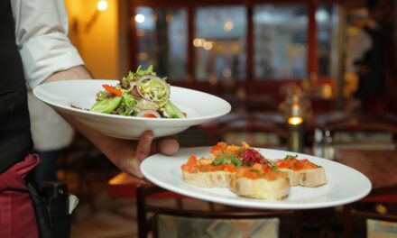 Diputados proponen eliminar propina obligatoria en restaurantes