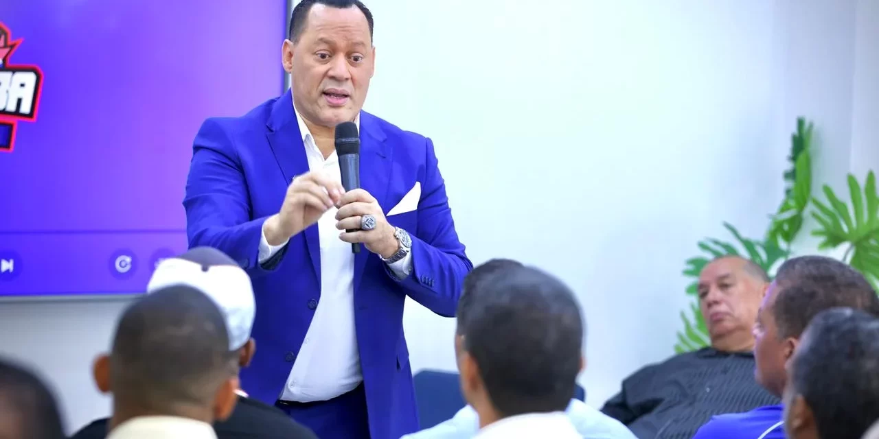 Franklin Mirabal da charla a cronistas Barahona