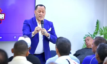 Franklin Mirabal da charla a cronistas Barahona