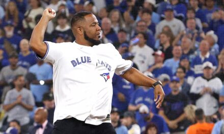 Edwin Encarnación realiza el tirada de honor antaño del Juego 1 de la Serie de Campeonato entre Seattle y Toronto