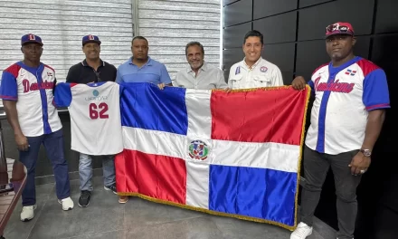Comisionado de Béisbol entrega bandera a equipo Viejas Glorias