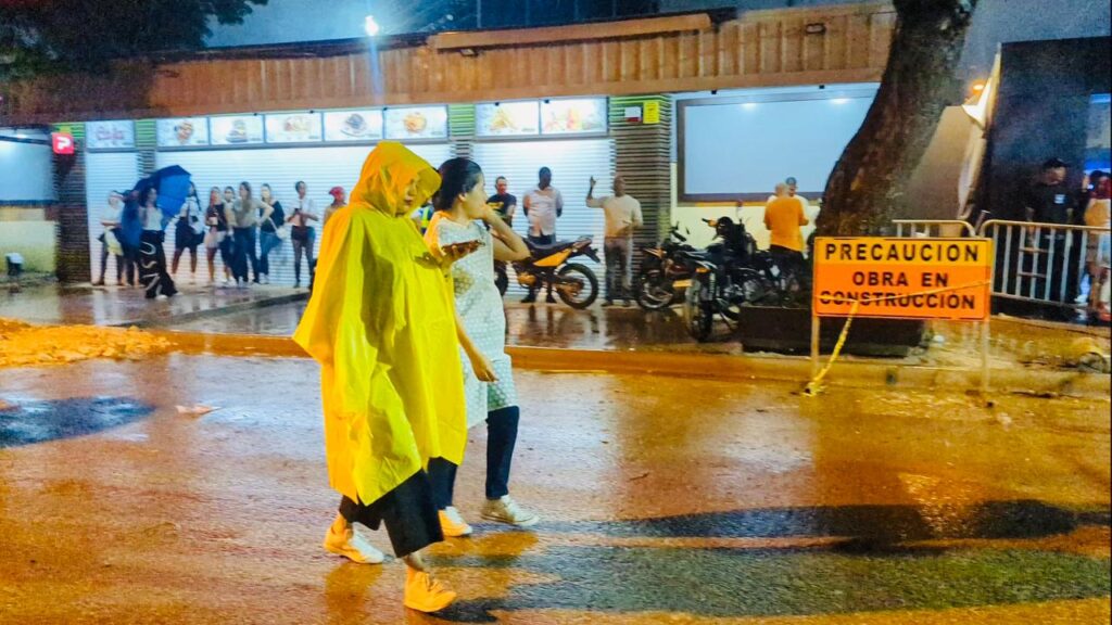 Fanáticos de Erreway cambiaron llamativos outfits por paraguas y cobertores tras fuertes lluvias | 2 | Fanáticos de Erreway intercambiaron llamativos atuendos por paraguas y cobertores tras fuertes lluvias - Noticias de hoy en República Dominicana | último minuto