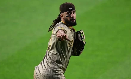 Seis dominicanos entre los finalistas al Guante de Oro 2025