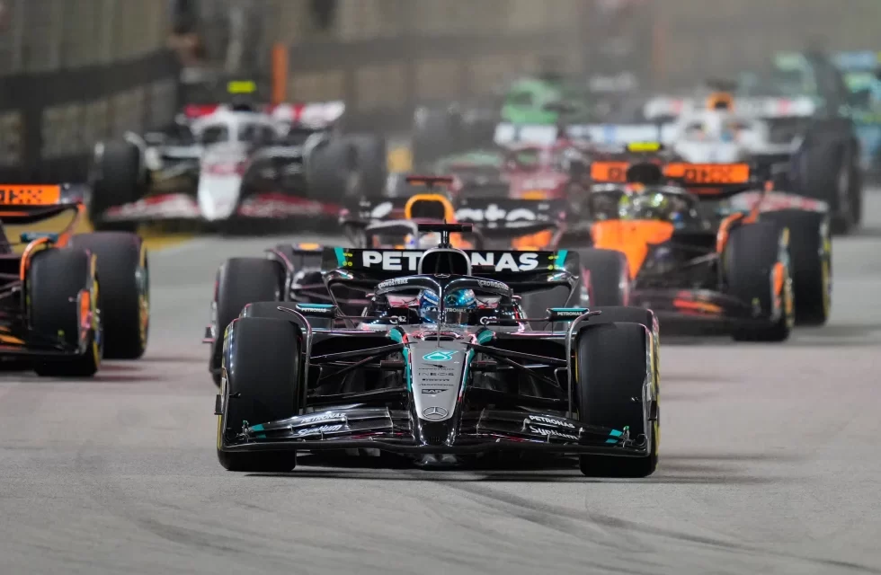 George Russell apetencia el GP de Singapur de F1 y McLaren se asegura el título de constructores