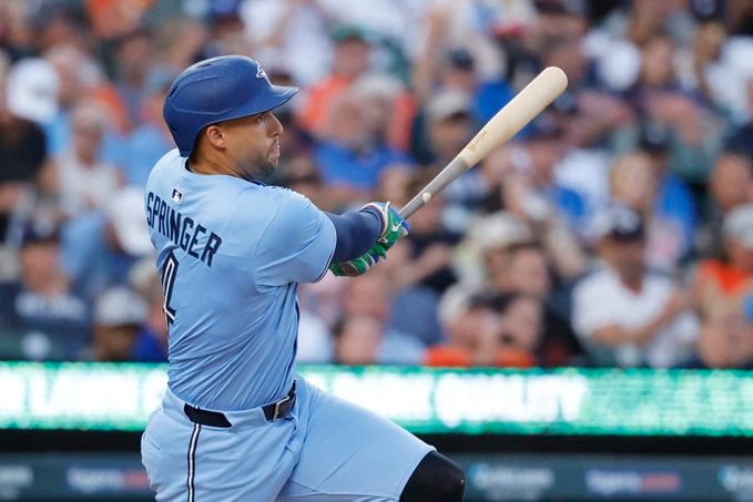 Radiografías negativas en la rodilla derecha de George Springer 