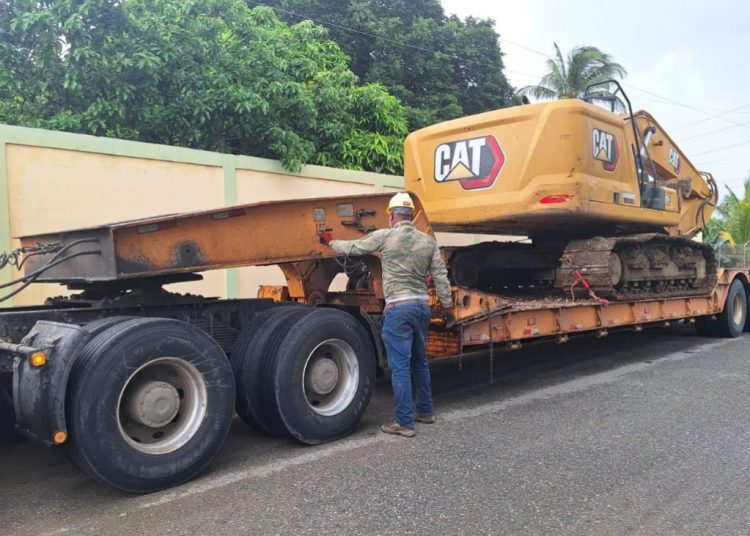 Gobierno envía equipo pesado para restaurar tierras de cultivo afectadas por la tormenta Melissa