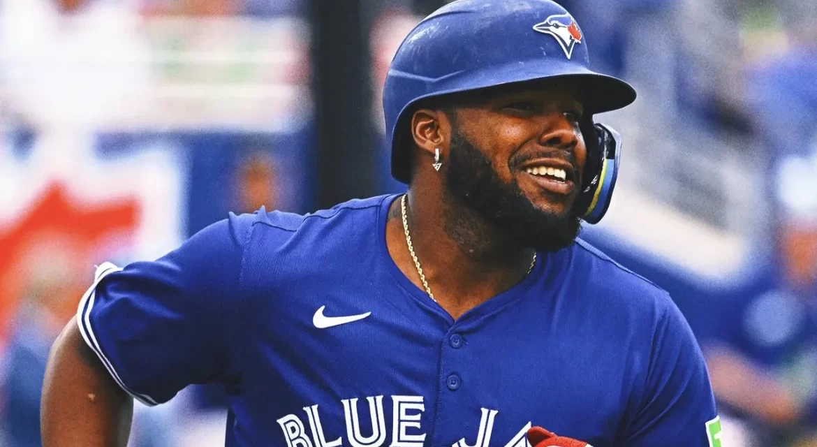 Vladimir Guerrero Jr. sigue castigo sobre Yankees; bandeja su primer jonrón de postemporada