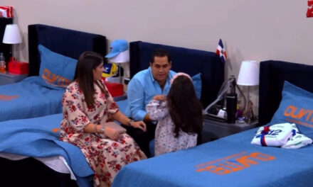 Juan Carlos Pichardo recibe la reconocimiento de su esposa e hija