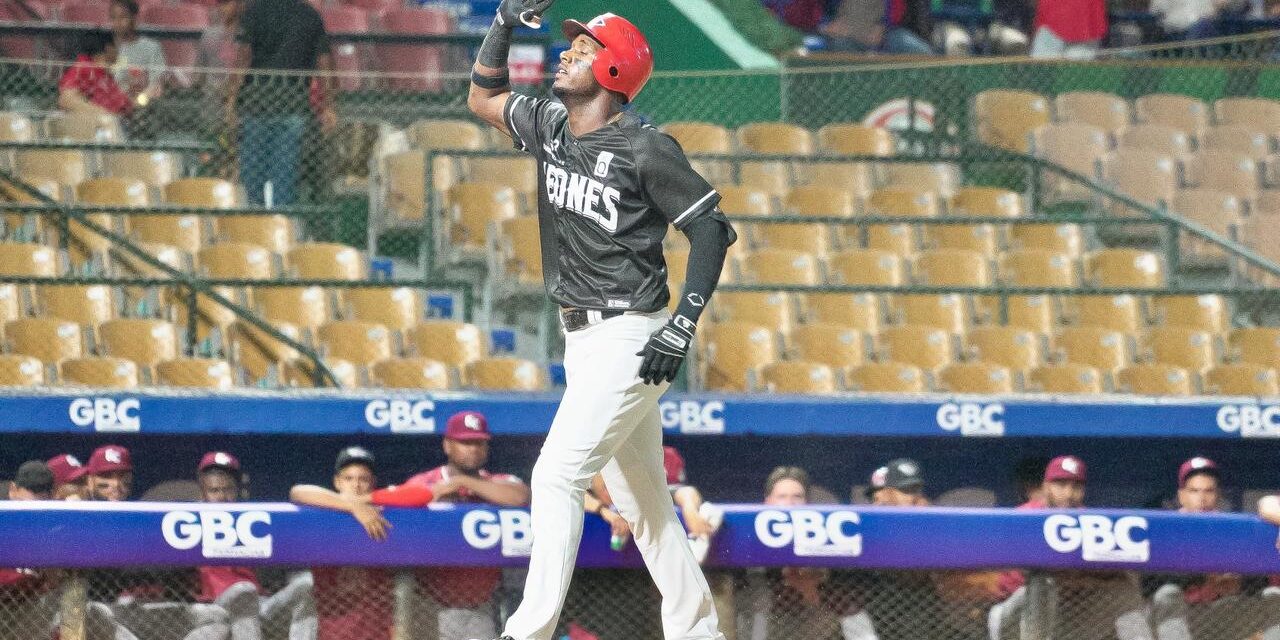 Jonrones de Lake y Maldonado guían al Escogido a su tercera trofeo consecutiva