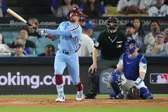 Dos jonrones de Schwarber mantienen con vida a los Filis delante Dodgers
