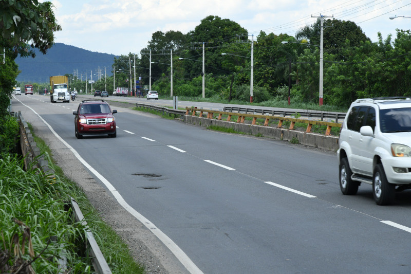 La Carretera Duarte, 50 baches entre Santo Domingo y Santiago complican el tránsito