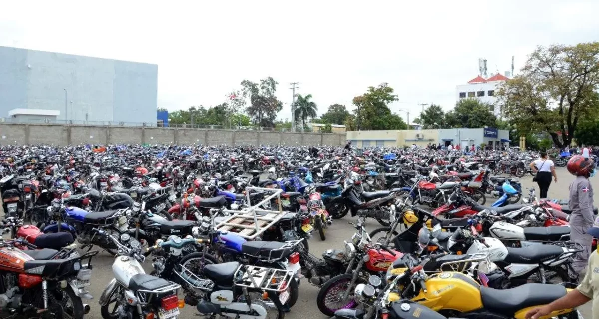 La policía franquista confiscó más de 1.700 motocicletas en Santiago durante las operaciones en los últimos 30 días.