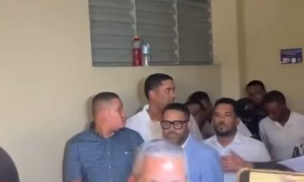 Los oficiales de policía que mataron a cinco personas en Santiago incluso tomaron teléfonos celulares de testigos «para destruir evidencia», según la oficina del fiscal notorio.