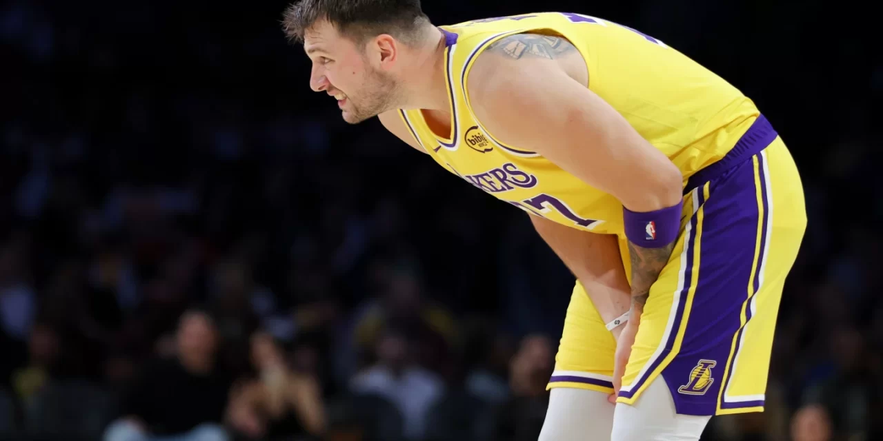 Luka Doncic estará fuera al menos una semana por un esguince en un dedo