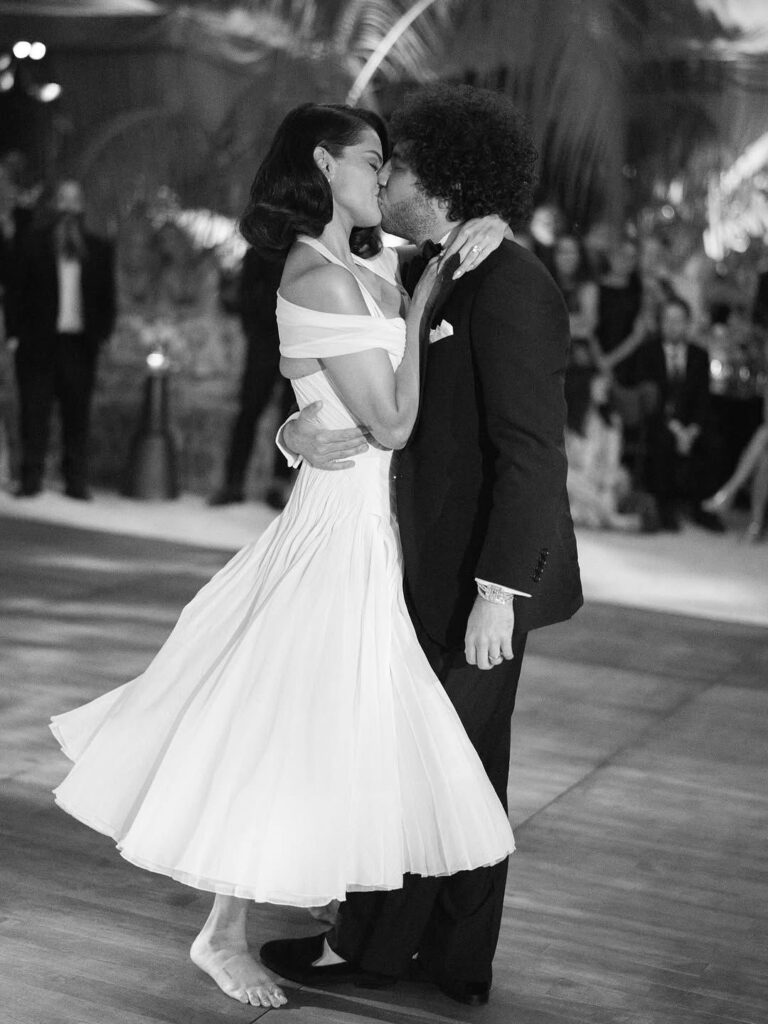 Selena Gómez comparte fotos inéditas de las miradas que llevaba en su boda - Noticias hoy en la República Dominicana | Último minuto