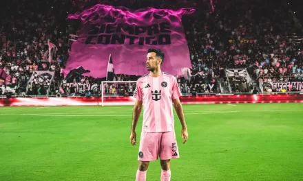 Fanáticos comienzan a rendir homenajes de despedida a Sergio Busquets