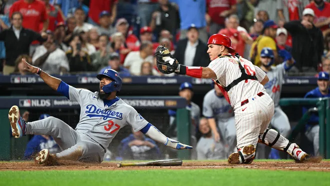 Teóscar Hernández anota la carrera de la vencimiento de los Dodgers sobre los Filis; viajan a Los Ángeles en lo alto 2-0
