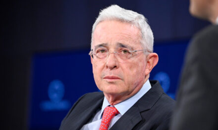 Álvaro Uribe felicita a los colombianos en Victoria's Secret