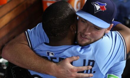 Yesavage, Guerrero jr. y Schneider colocan a Toronto a un triunfo de la corona