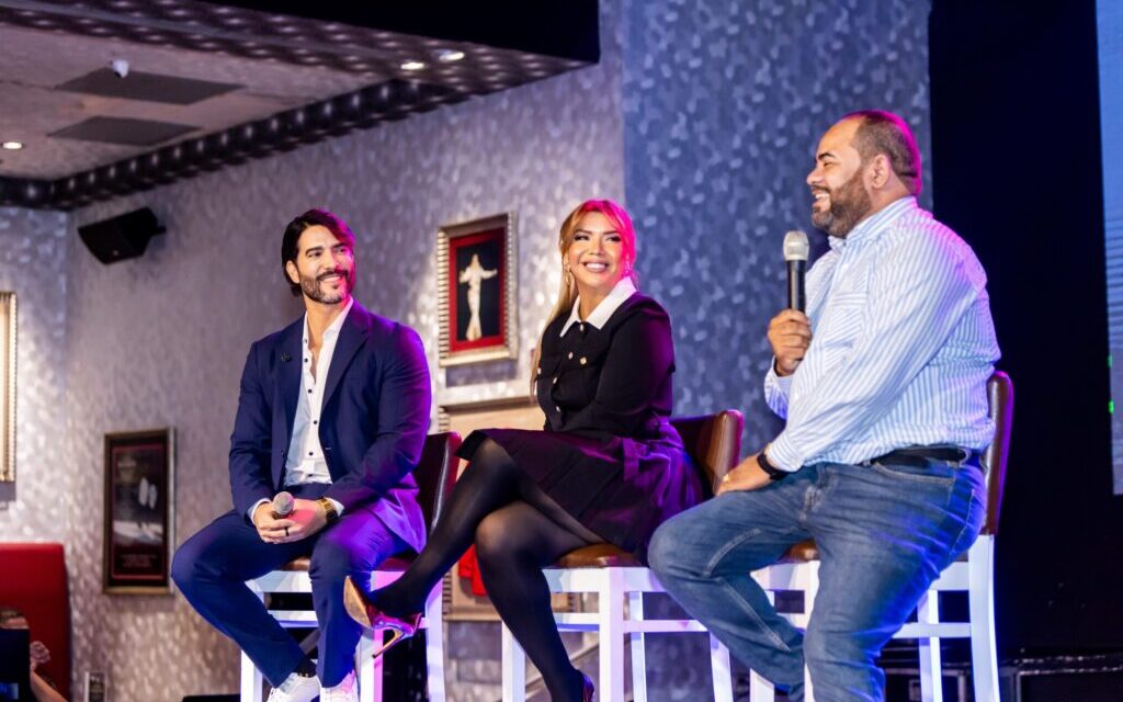 Serbella presenta su nueva bachatas románticas «más» y «solas» en Hard Rock Café Santo Domingo