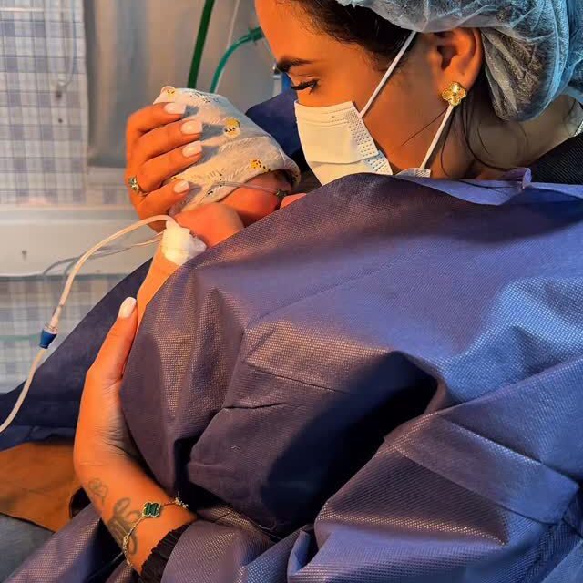 Martha Heredia carga a su bebé tras 9 días internada