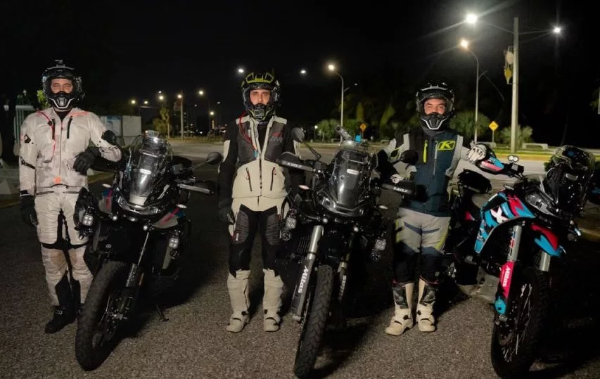 Tres pilotos de motocicleta dominicanos recorren todo el país en tiempo récord