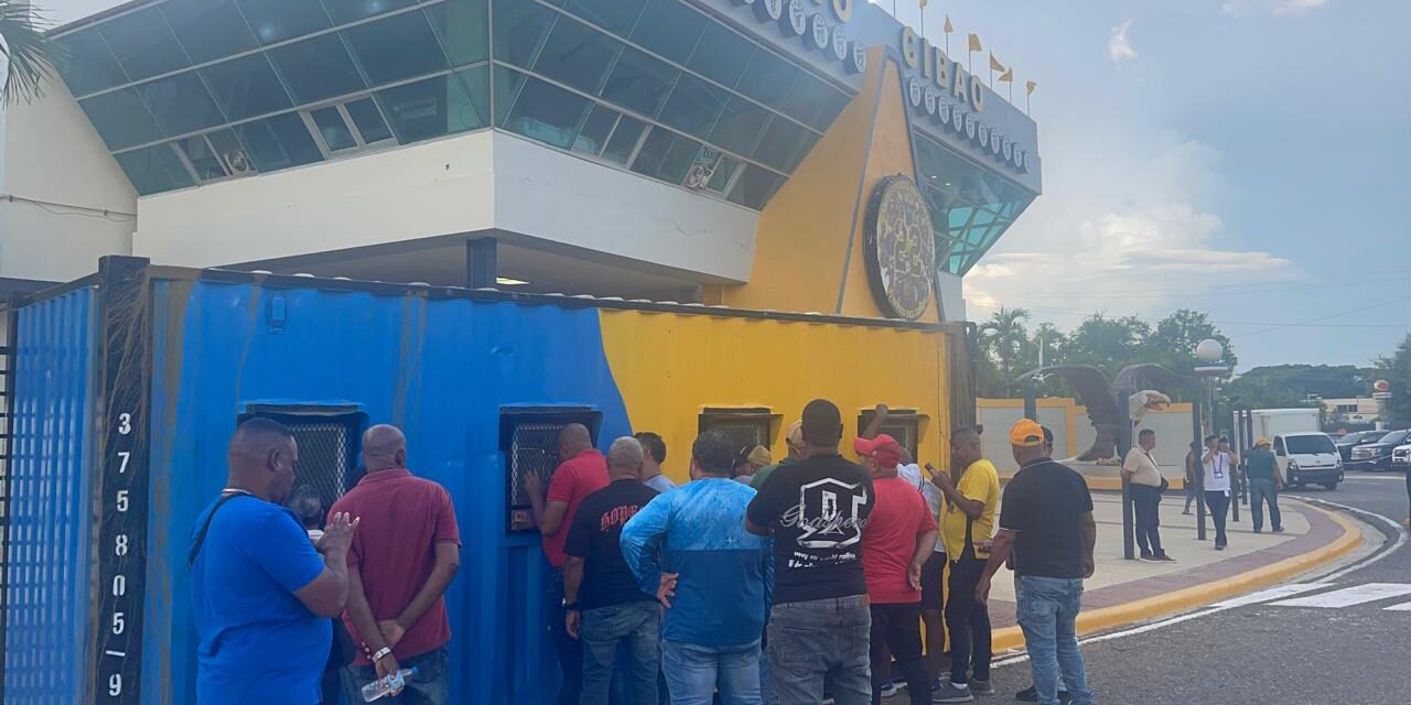 Fanáticos llenan Estadio Cibao con esperanza nueva corona