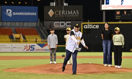 Leonardo Aguilera asta la primera engaño en el Estadio Cibao