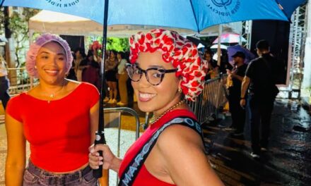 Fanáticos de Erreway cambiaron outfits por paraguas