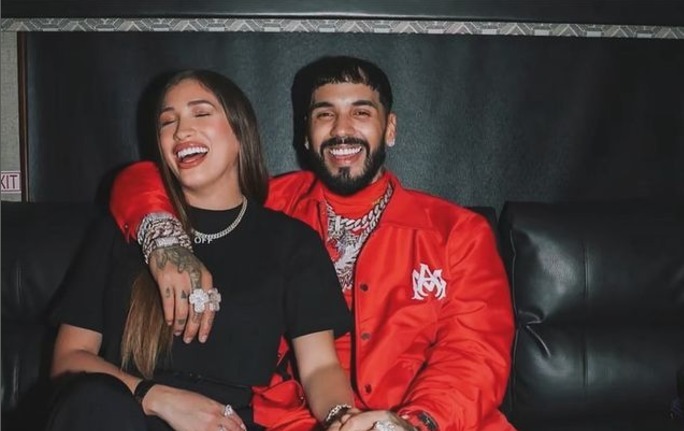 Anuel AA estuvo en compañía de su novia Laury Saveedra en su presentación de Billboard