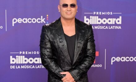 Los famosos brillan en la tapiz de los Premios Billboard 2025